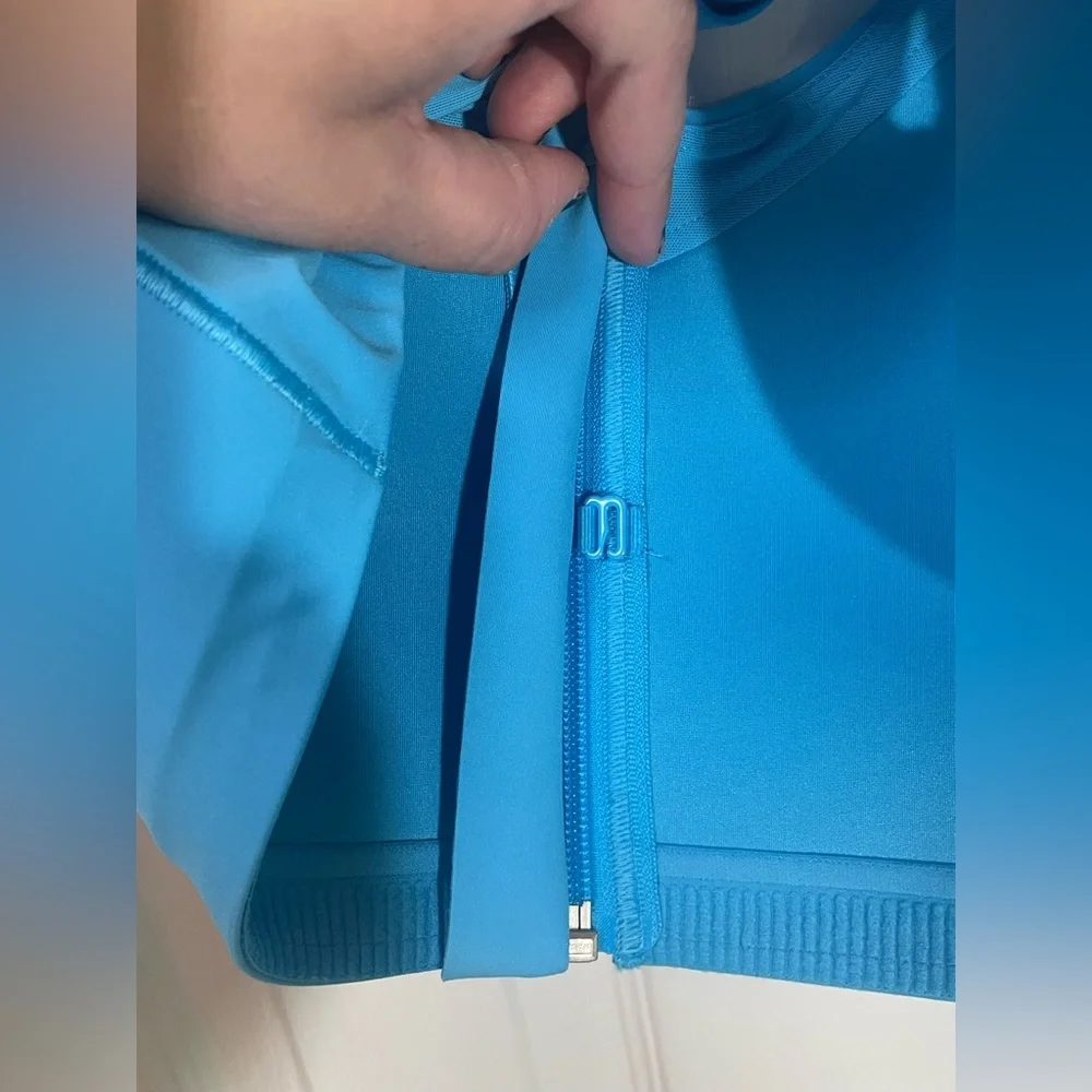 Lululemon Sports Bra Size 34B Energy High Support Blue Zip Front Athletic Gym - Picture 6 of 7